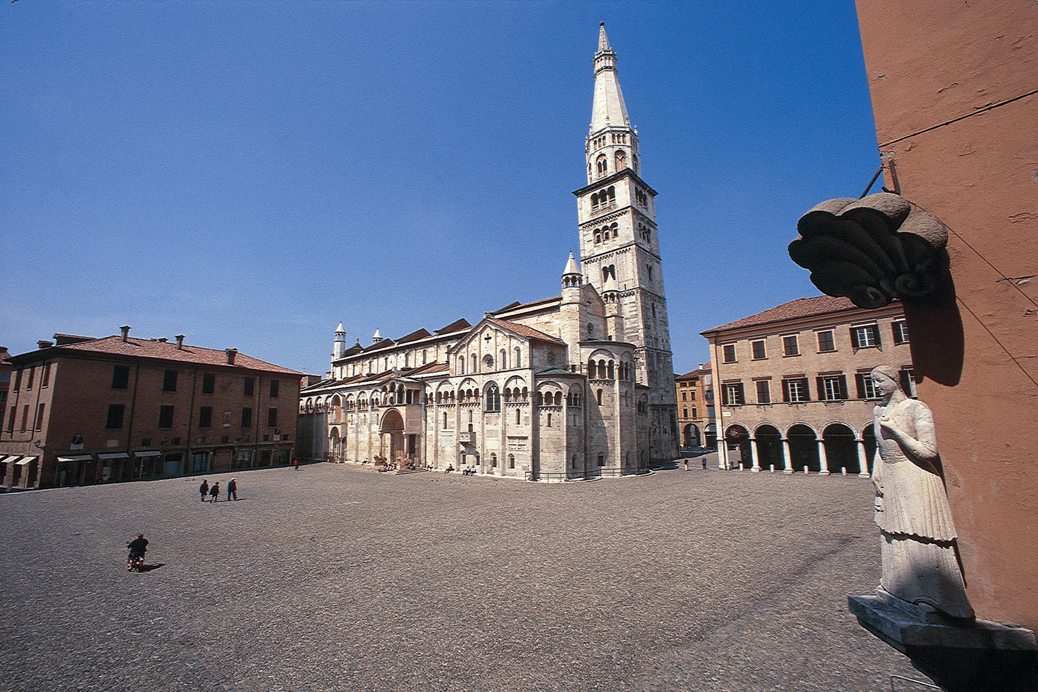 PIazza Grande con sulla sfondo la Cattedrale e la Torre 