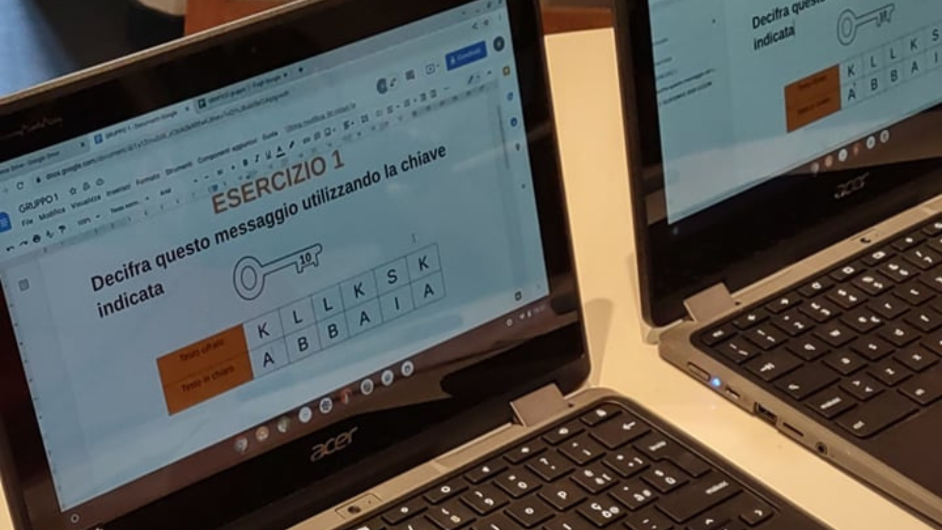 Due PC in primo piano, con indicazioni sullo schermo per svolgere esercizi di matematica steam.