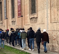 Gruppo di studenti che camminano vicino a Palazzo dei Musei.