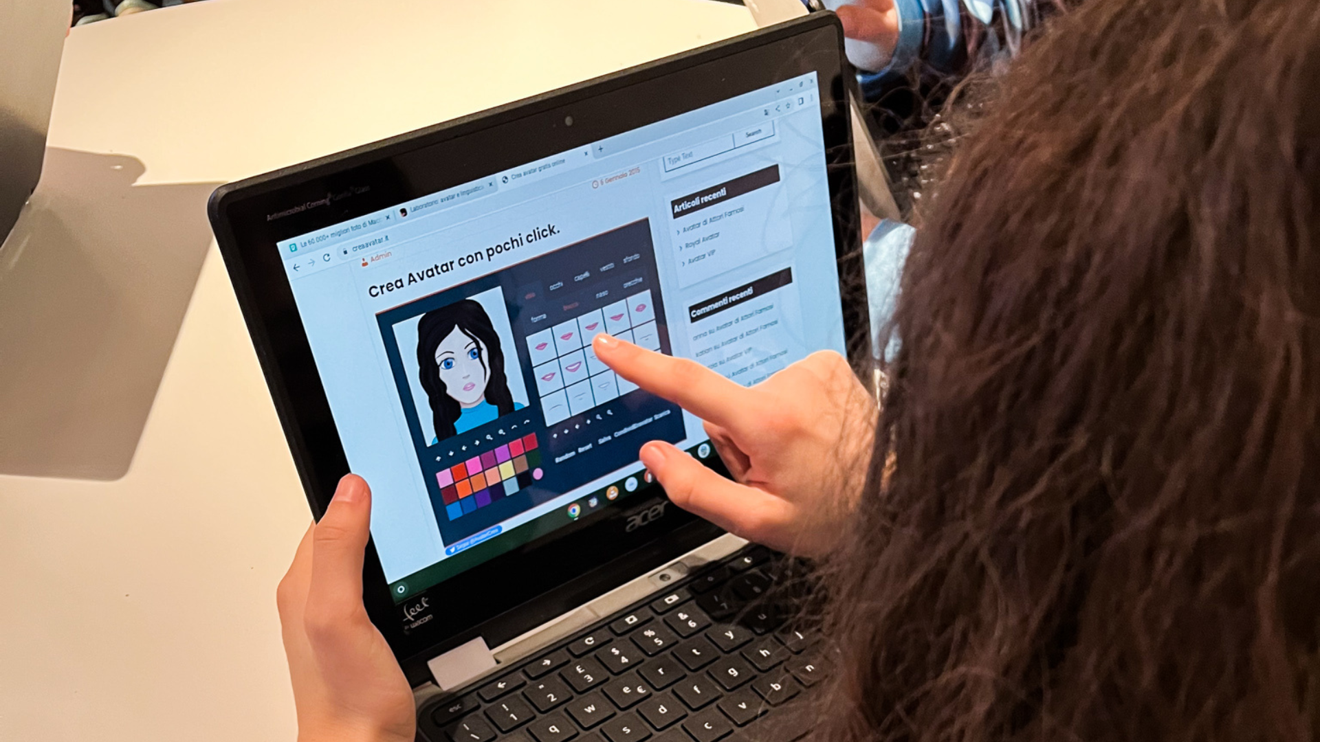 Una ragazza fotografata di spalle che utilizza un pc