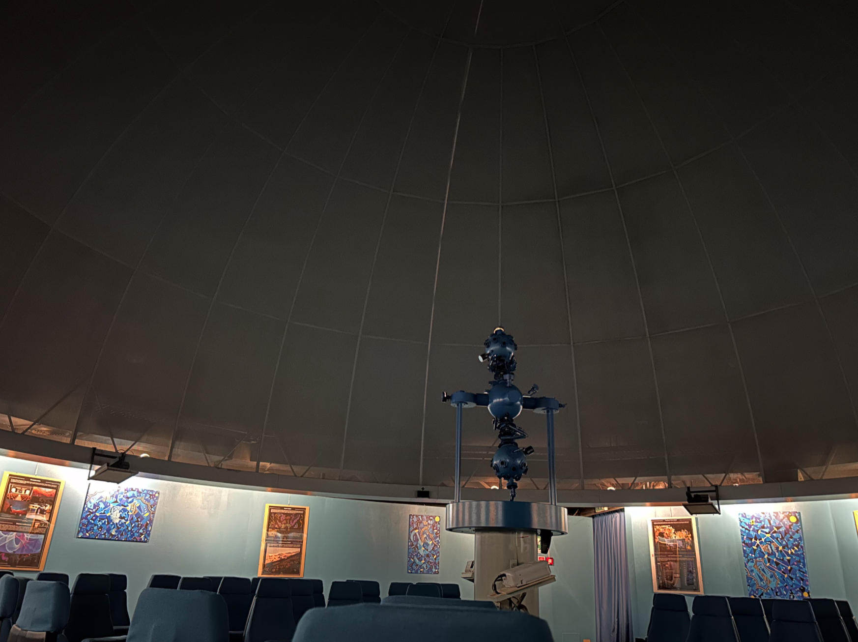 Immagine dell'interno della cupola del planetario col proiettore al centro.