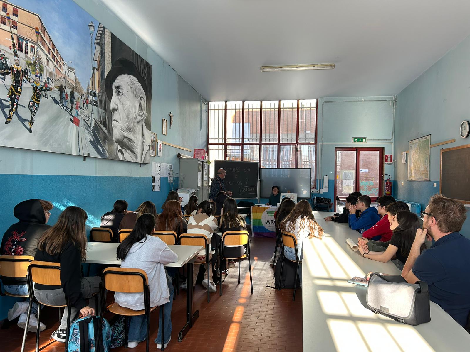 Ragazzi seduti di spalle in un'aula
