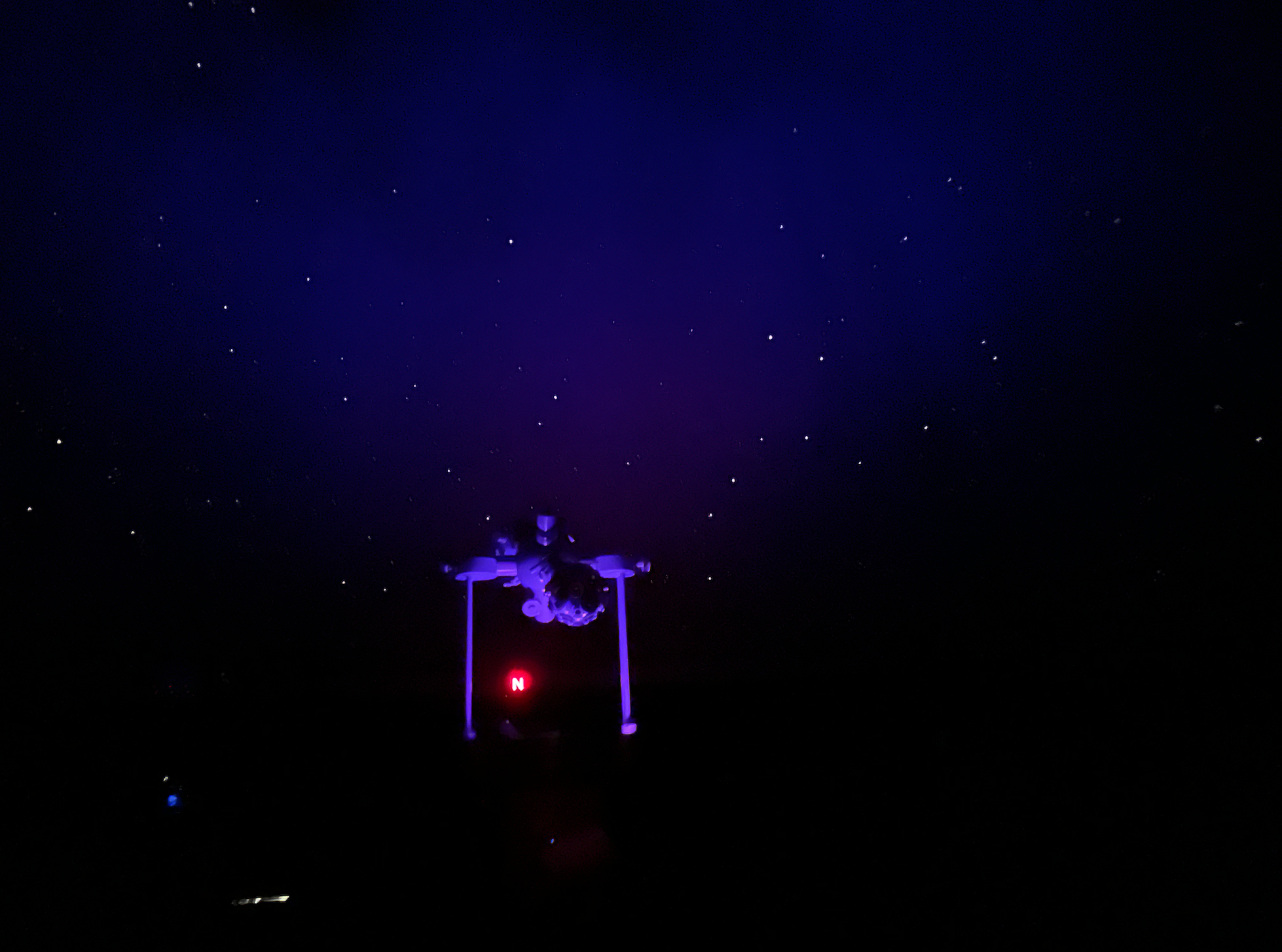 Il cielo stellato della cupola del Planetario, con il punto del Nord illuminato di rosso e il proiettore.