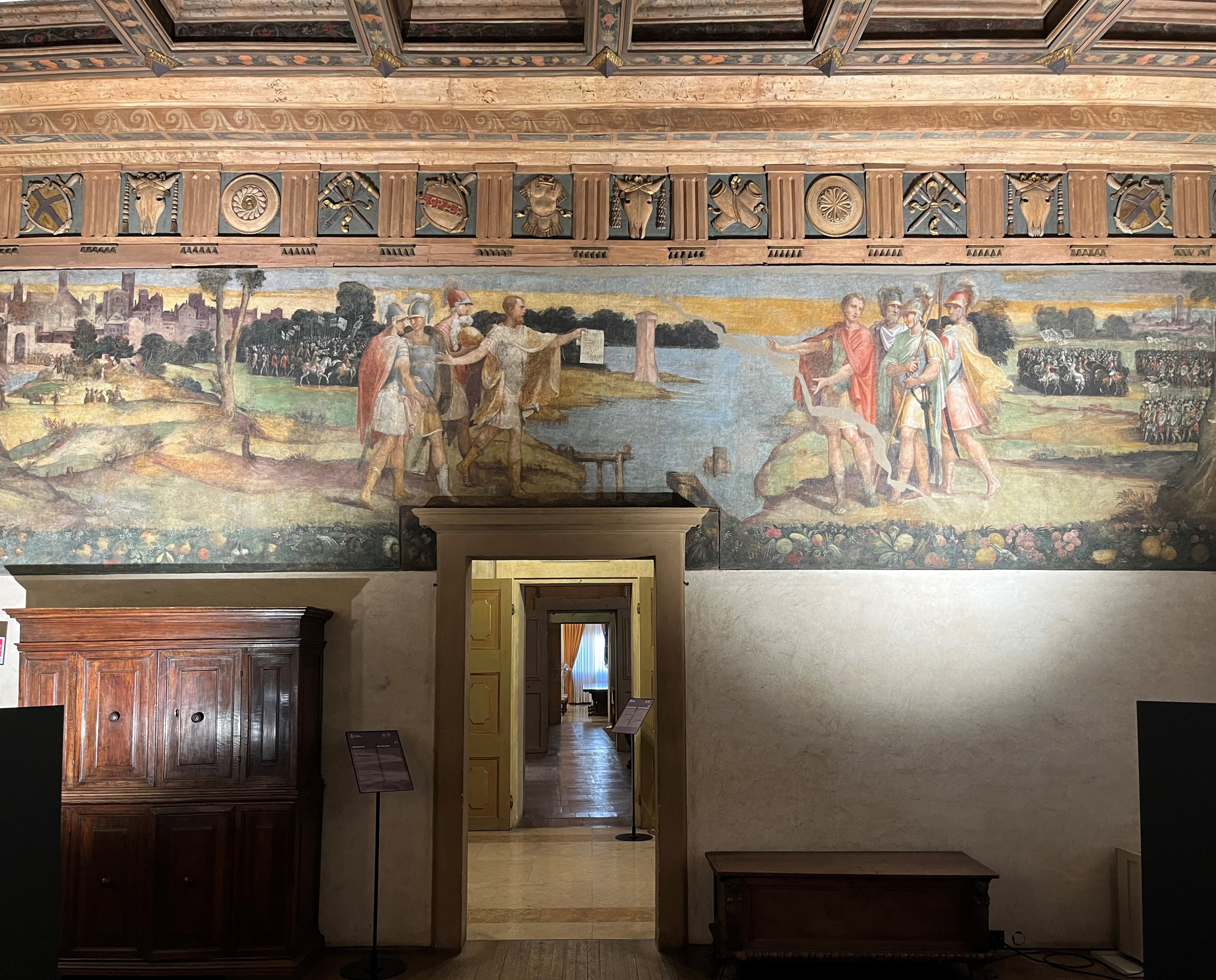 Una sala del Palazzo Comunale di Modena con affreschi