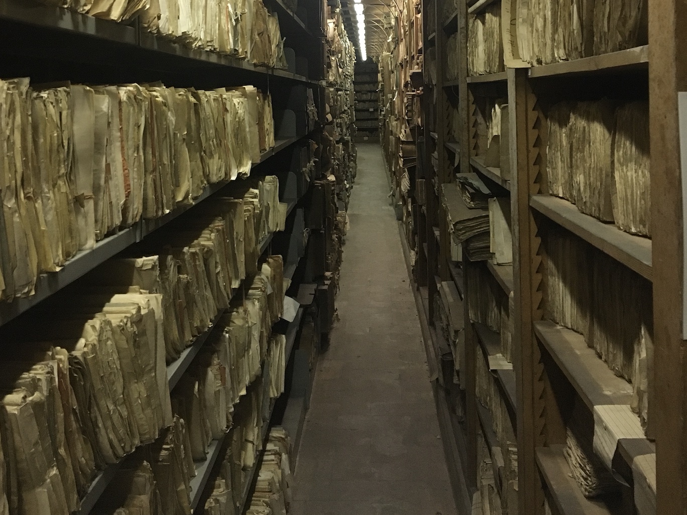 Scaffali ripresi in prospettiva all'interno dell'Archivio di Stato