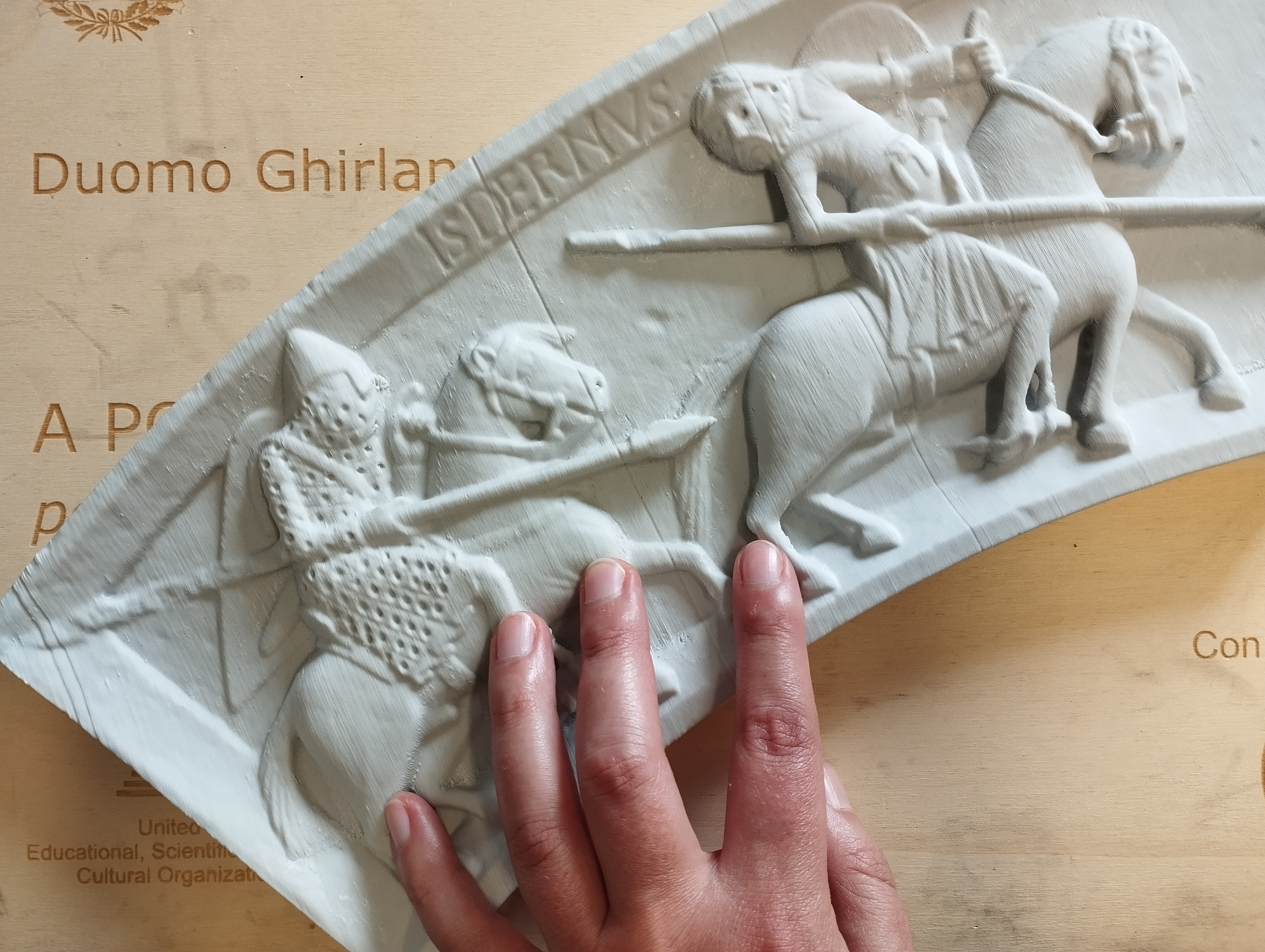 Particolare su gesso della Porta della Pescheria, a disposizione per l'uso tattile.