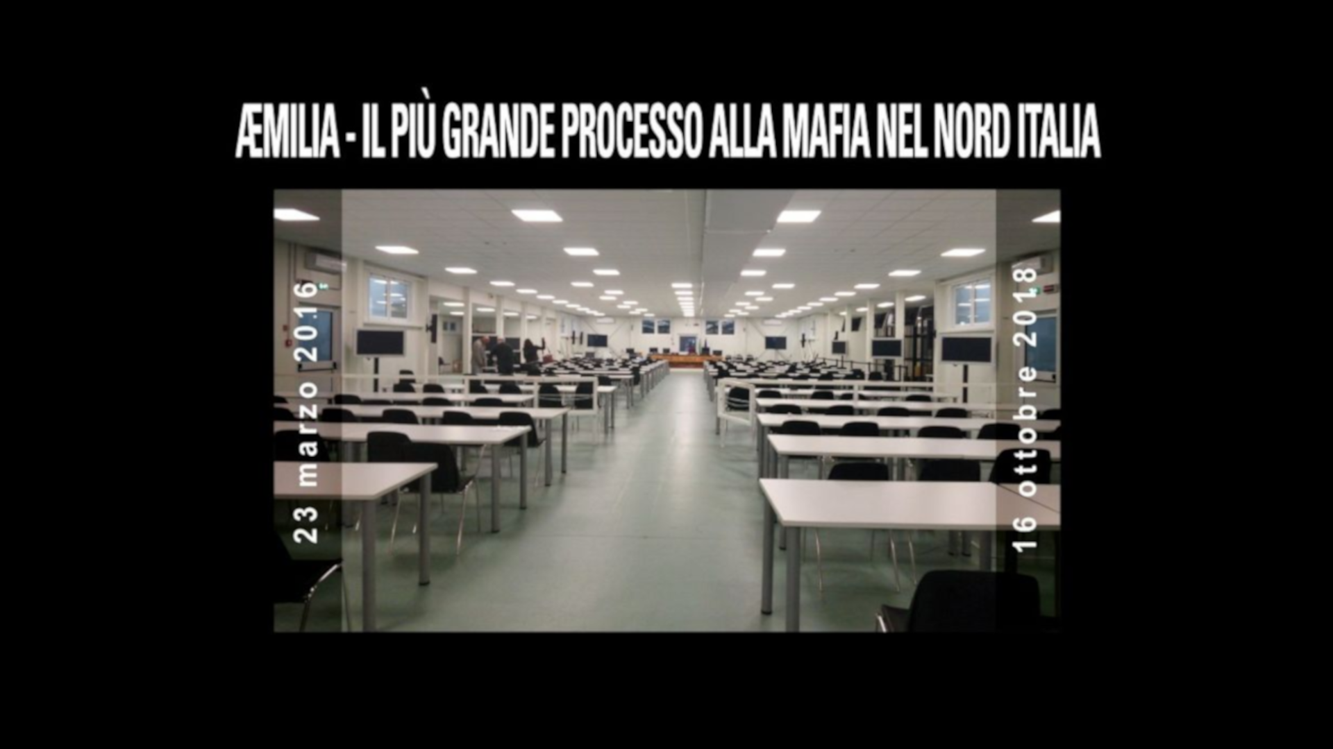 Aula di Tribunale vuota con la scritta in alto AEmilia, il maxi processo alla 'ndrangheta.