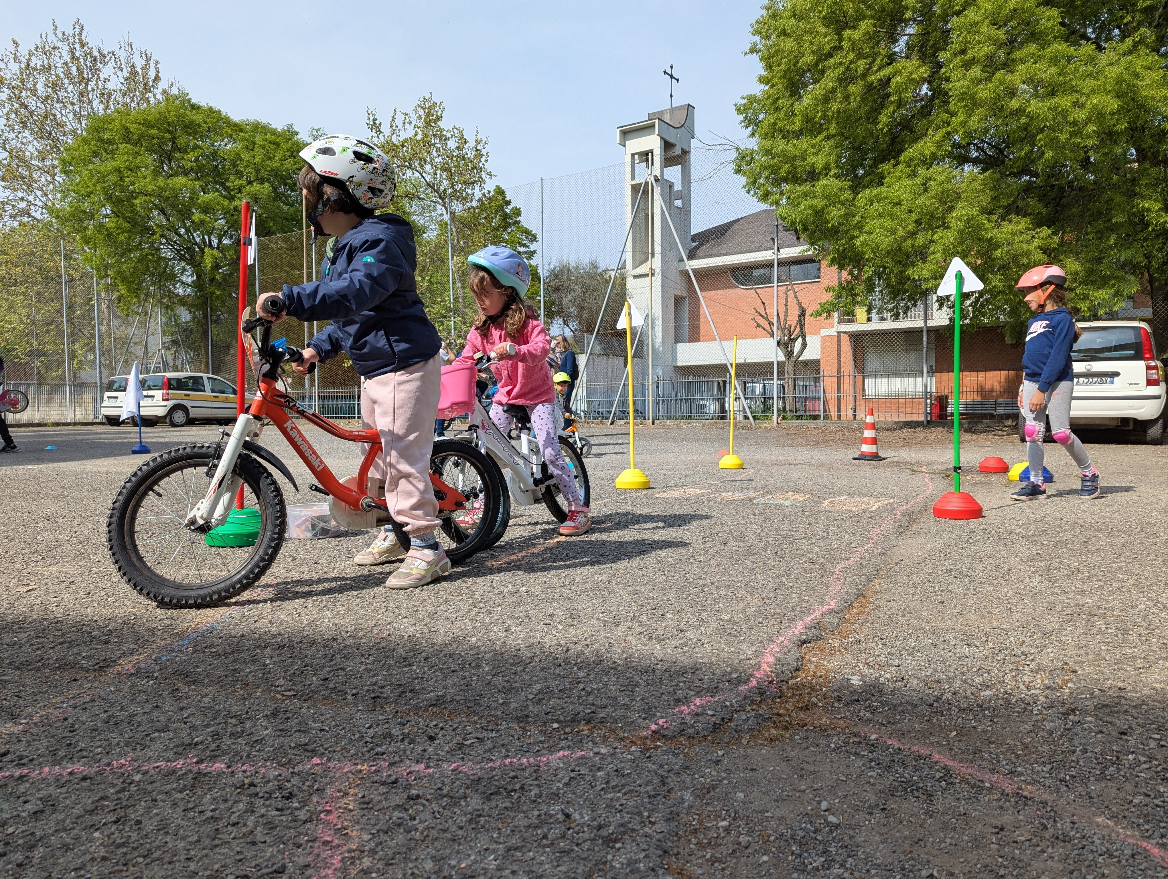 Bambini in bicicletta in un'area protetta