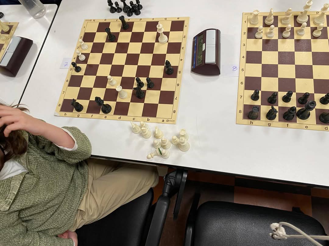 Scacchiere su cui è in atto una partita a scacchi.