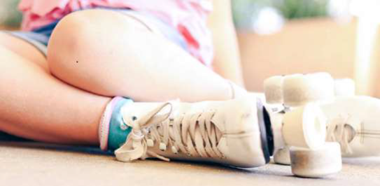Immagine delle gambe di una bambina che indossa i pattini