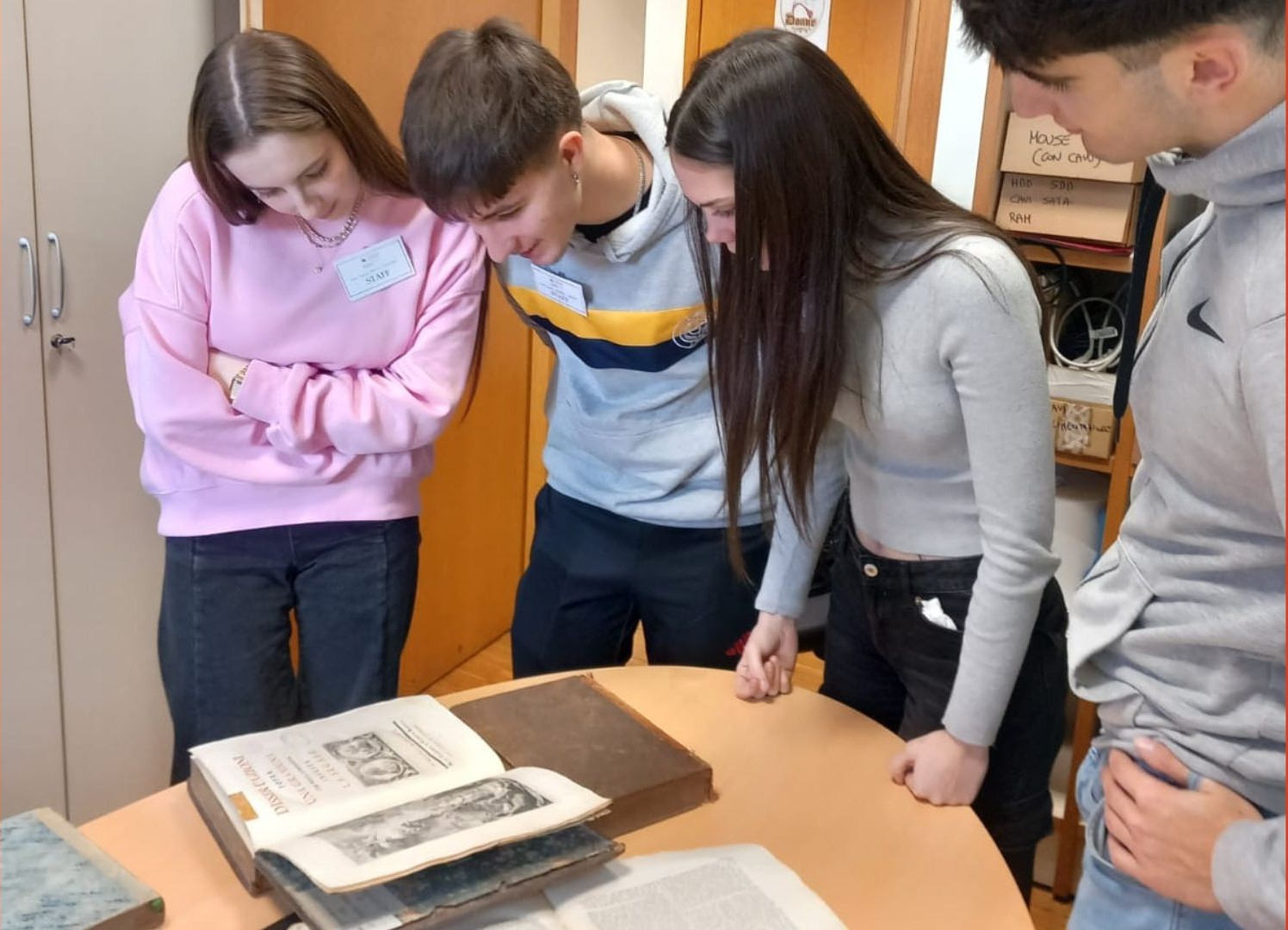 Studenti che osservano un libro antico