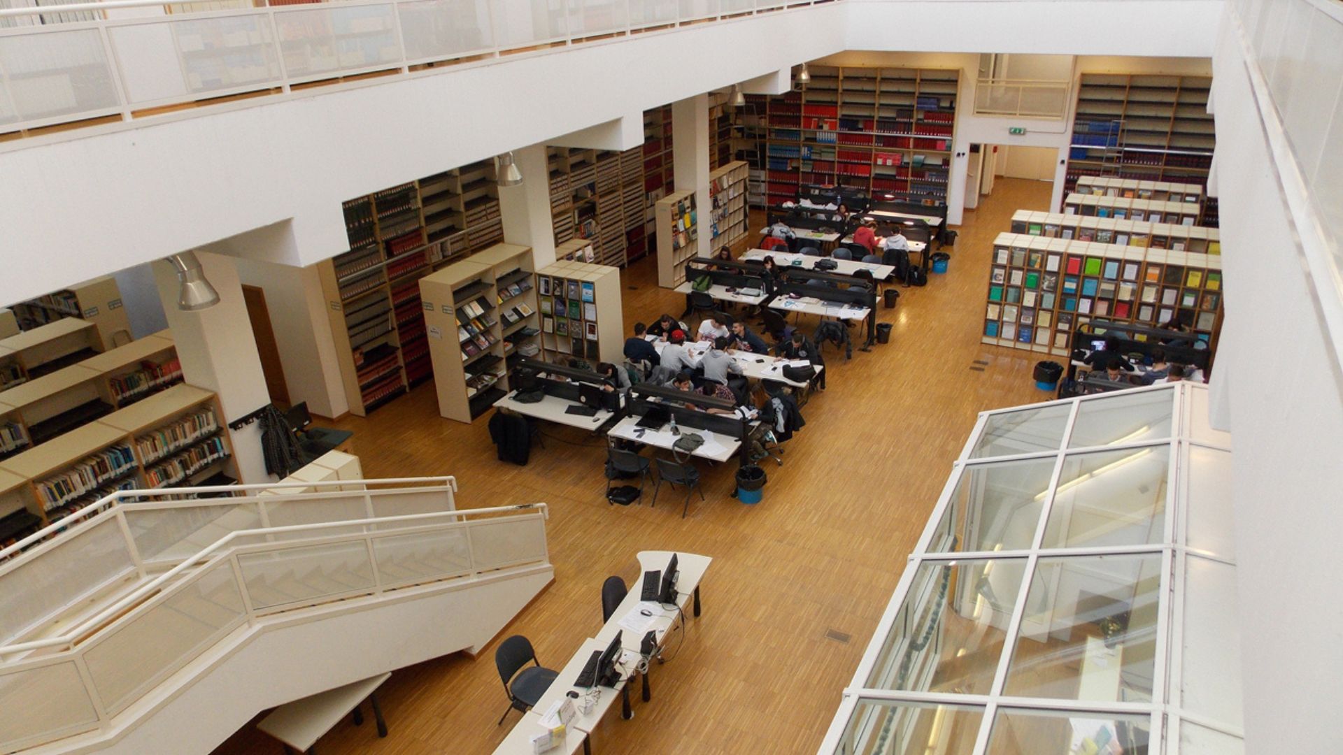 Foto di una sala bibliotecaria