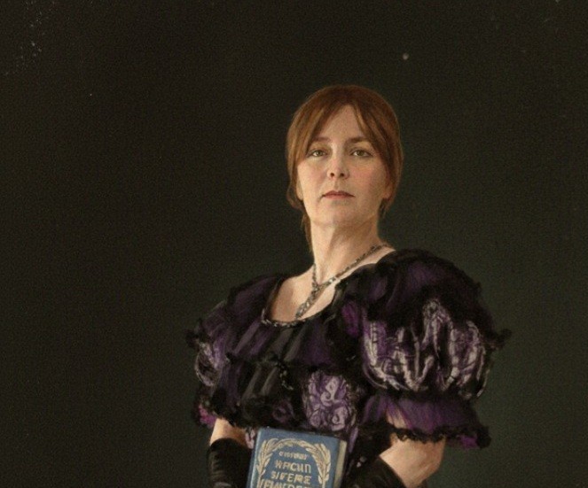 attrice in abiti d'epoca, impersona mary shelley