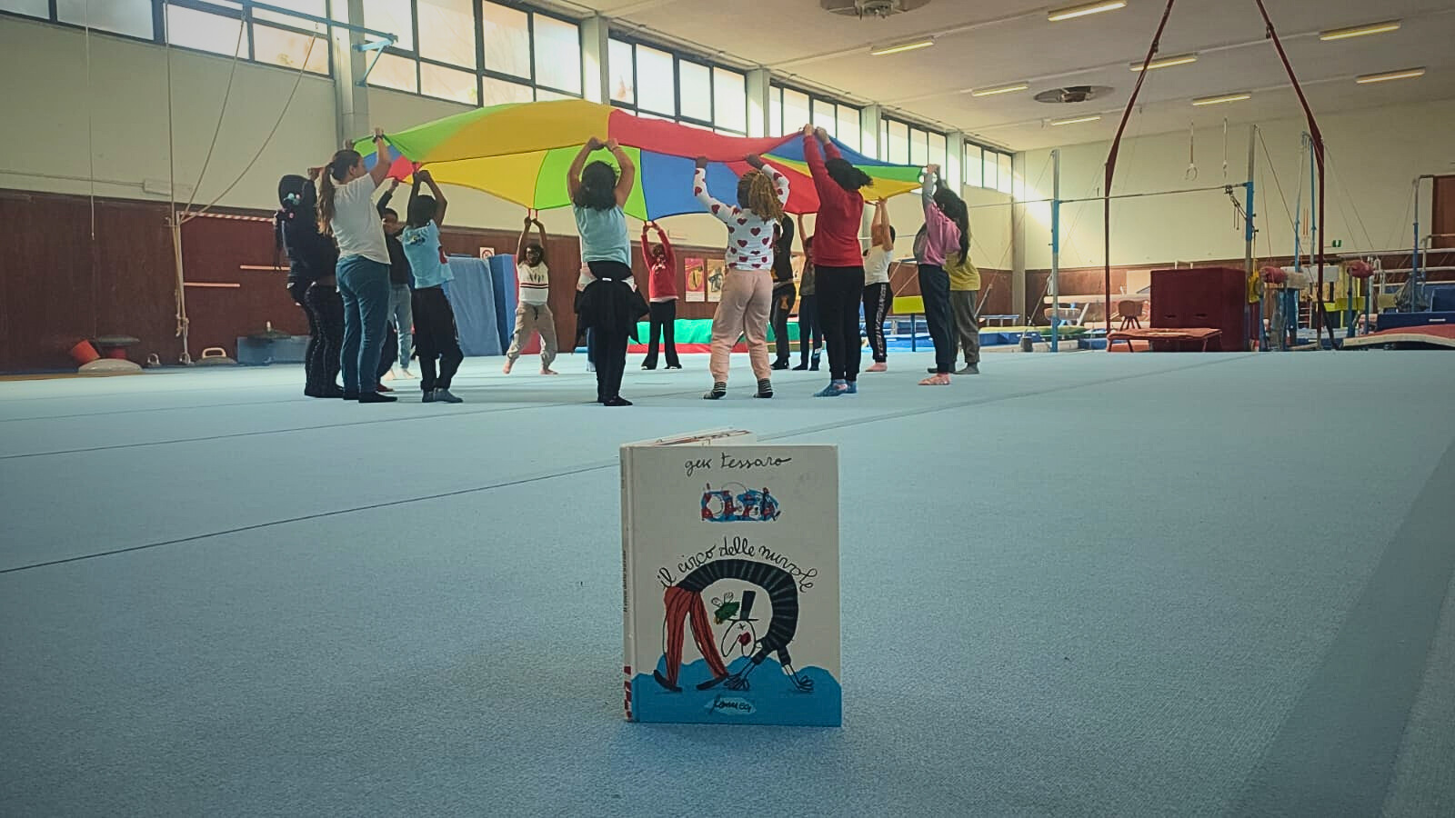 Uno spazio della palestra Panaro durante un'attività con i bambini, disposti in cerchio.