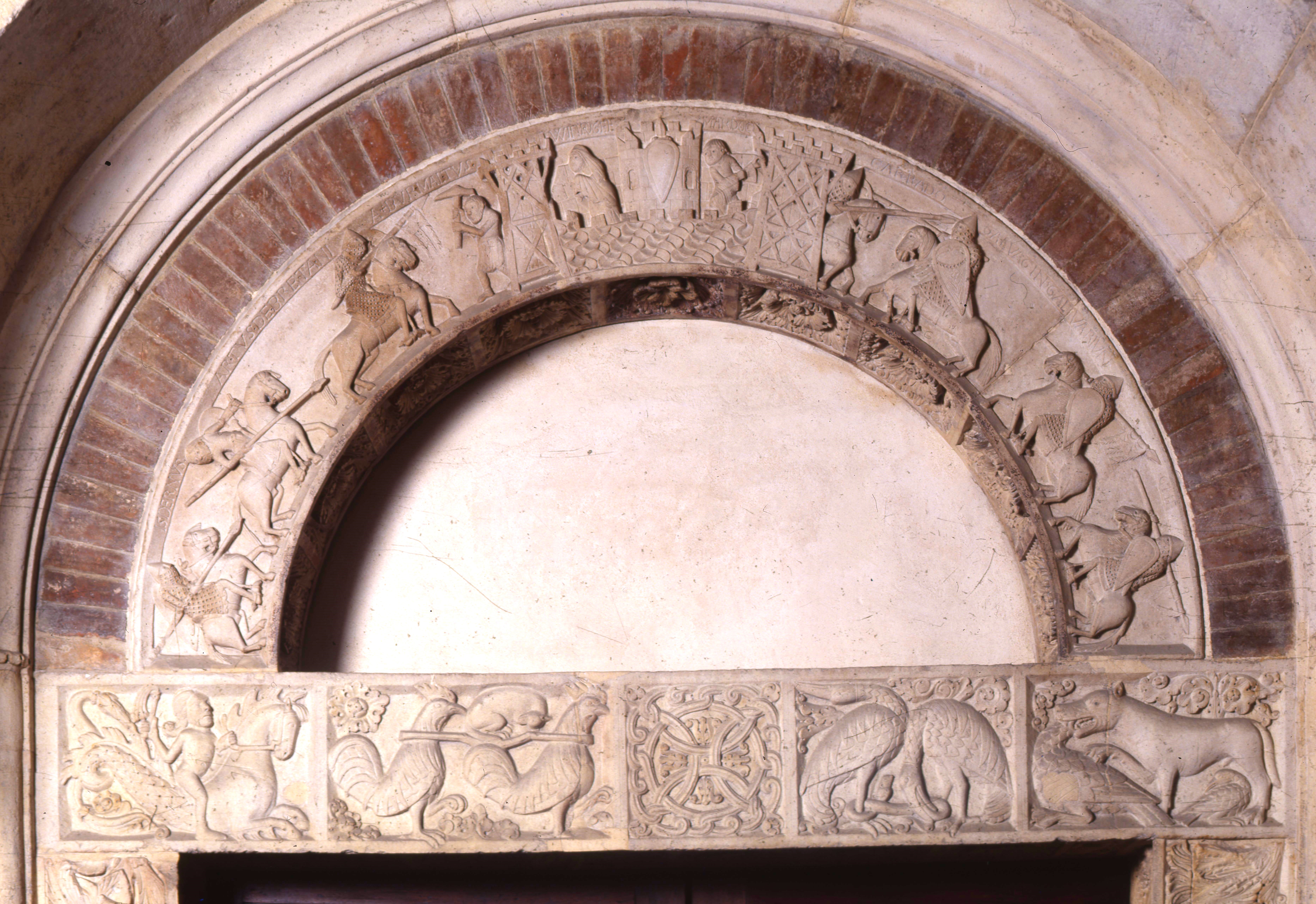 Un particolare della Porta della Pescheria del Duomo di Modena