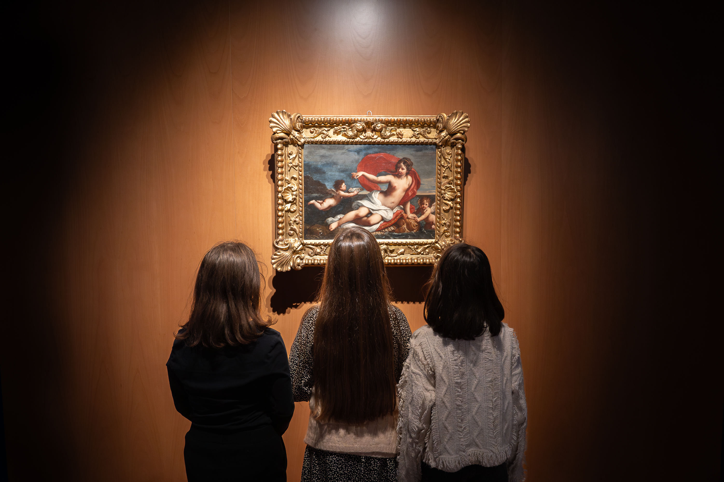Tre bambine di spalle osservano un dipinto del Museo.