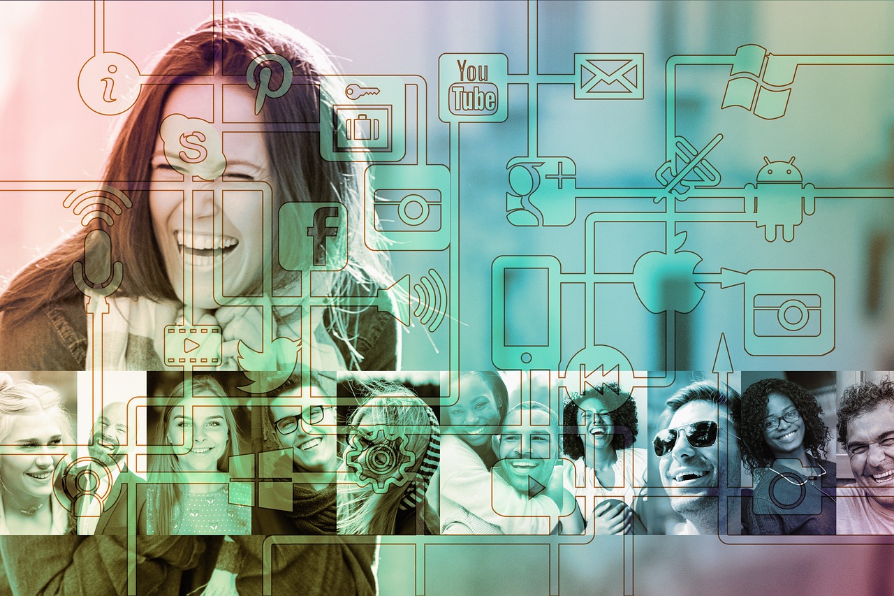 Una donna che sorride in primo piano e altri volti sorridenti su uno sfondo colorato con sovrapposti loghi di social network in trasparenza.