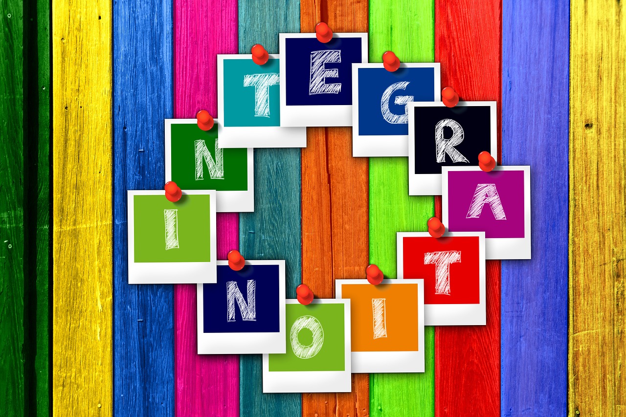 Immagine su sfondo a righe colorate verticali con su scritto Integration 